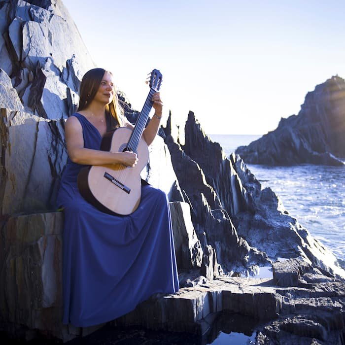 Alison Smith (classical guitar)